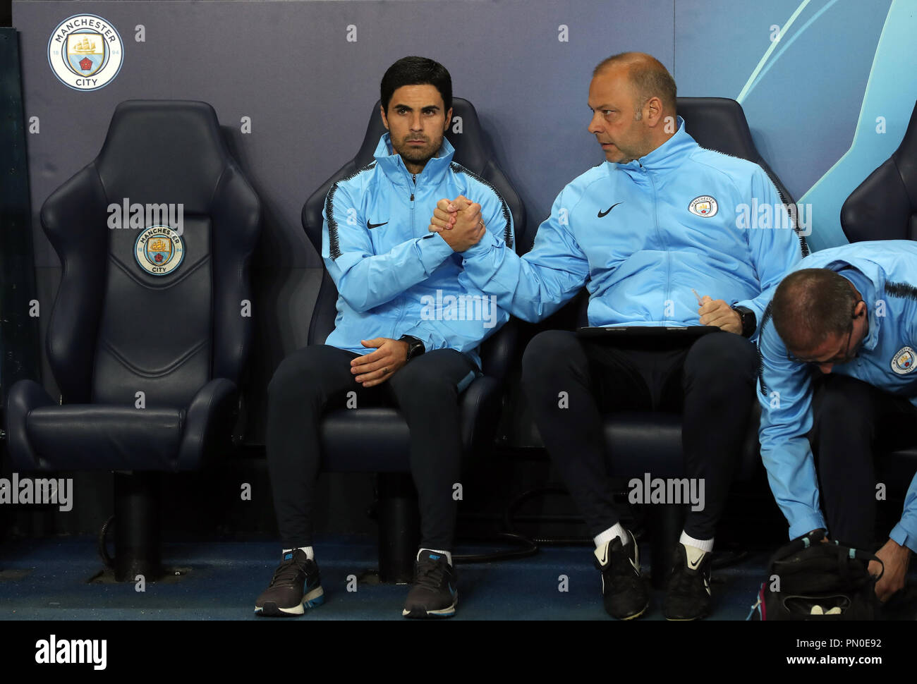 Manchester City assistant manager Mikel ARTETA e allenatore di Rodolfo Borrello (a destra) durante la UEFA Champions League, Gruppo F corrisponde all'Etihad Stadium e Manchester. Foto Stock