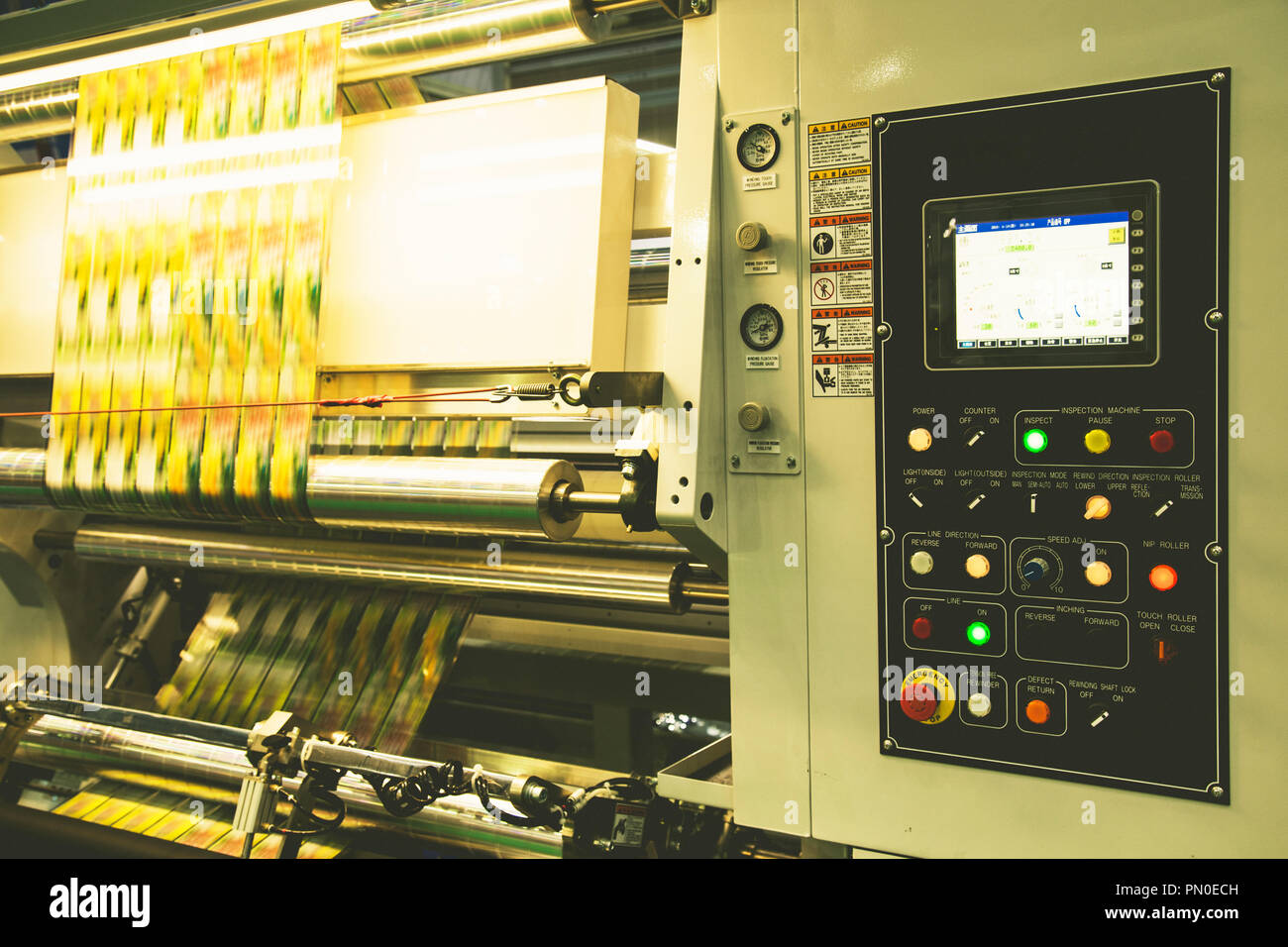 Nuova tecnologia innovativa di etichetta automatica macchina da stampa con il pannello di controllo digitale è la stampa su film plastico continuo per il confezionamento su fo Foto Stock