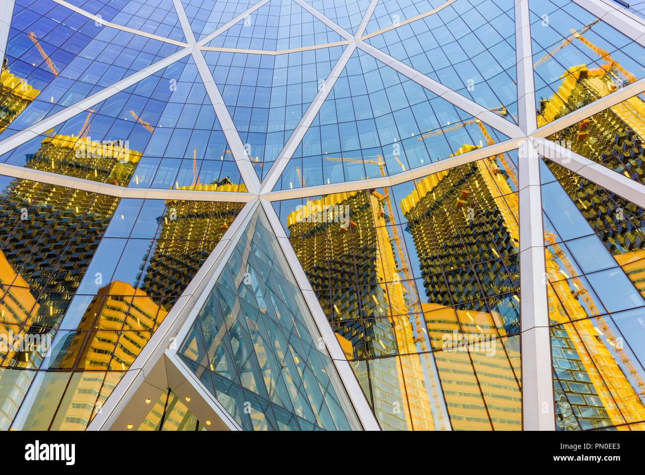 Nuovo Telus Sky costruzione edilizia riflessa nella torre di prua di vetro, nel centro cittadino di Calgary, Alberta, Canada. Foto Stock