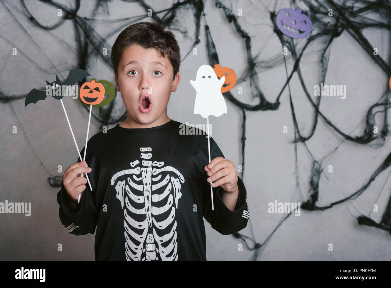 Ragazzo in costume di scheletro a festa di Halloween Foto Stock