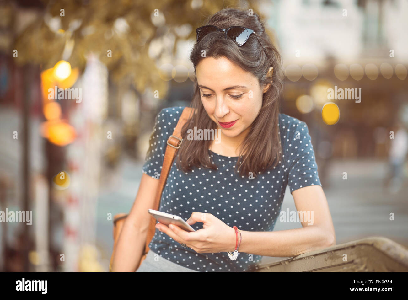 Ragazza italiana guardando il suo smartphone Foto Stock