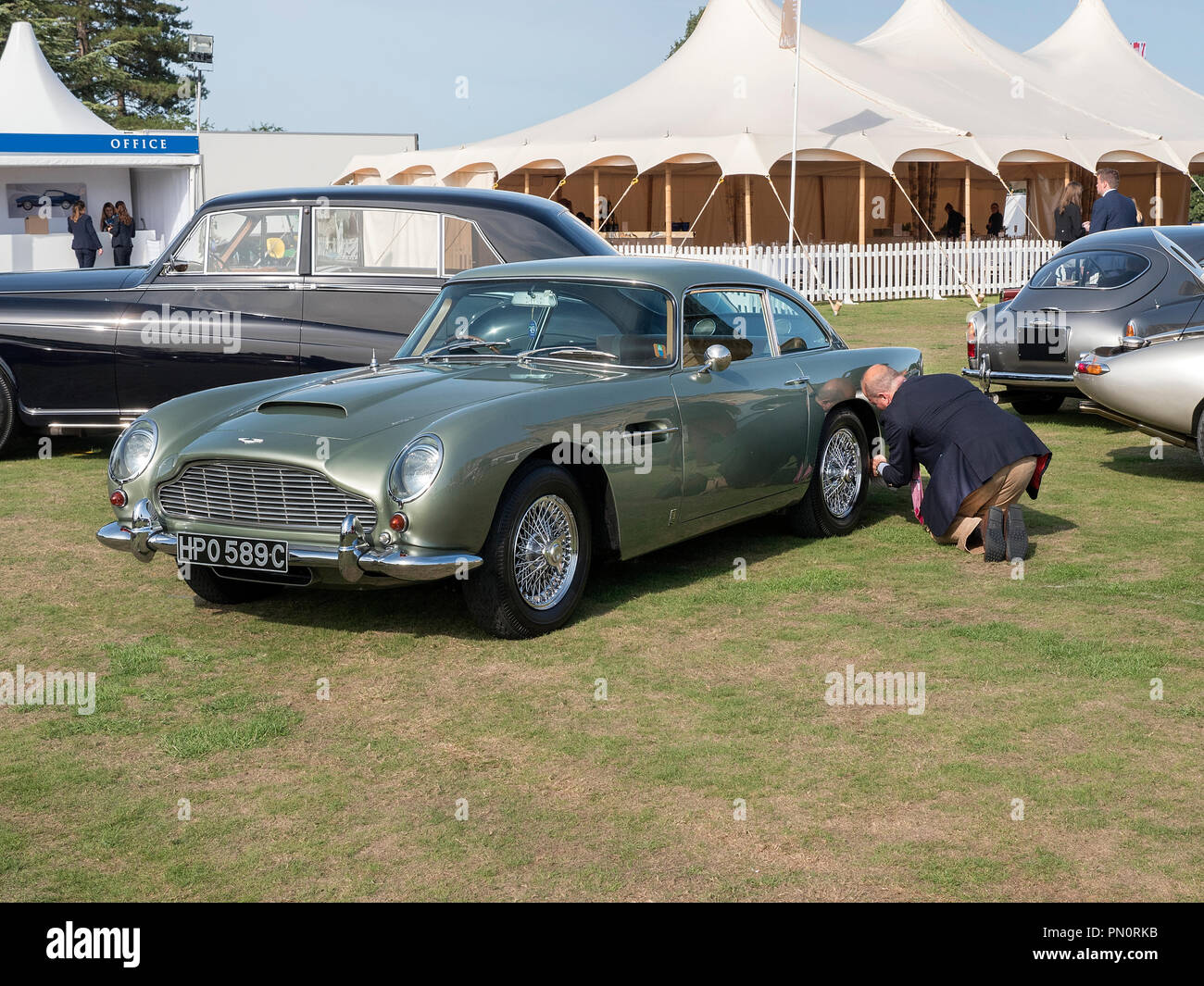 Aston Martin DB5 essendo preparato per un'auto show Foto Stock