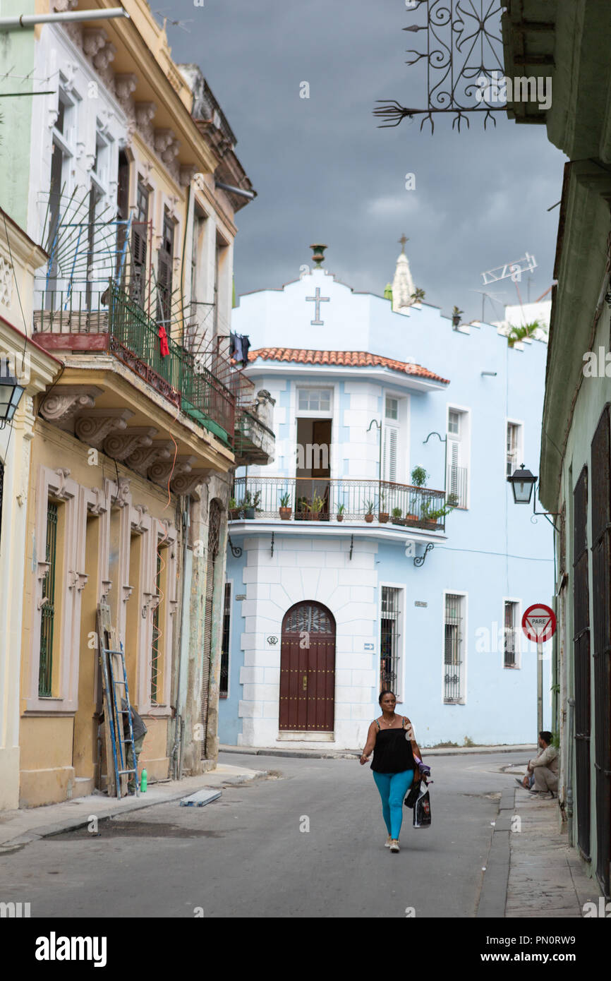 Donna cubana a piedi, scene di strada, Havana, Cuba Foto Stock