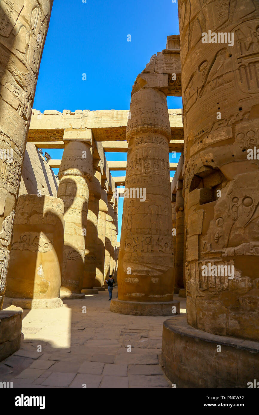 Il Hypostyle Hall nel tempio di Amon al complesso del Tempio di Karnak, anche noto come il Tempio di Karnak, a Tebe, Luxor, Egitto Foto Stock