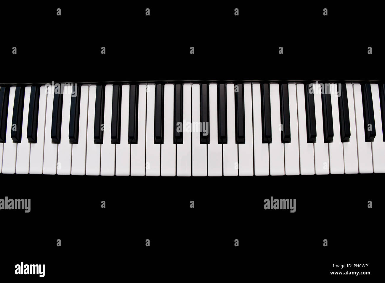 Tastiera di pianoforte isolati su sfondo nero Foto Stock