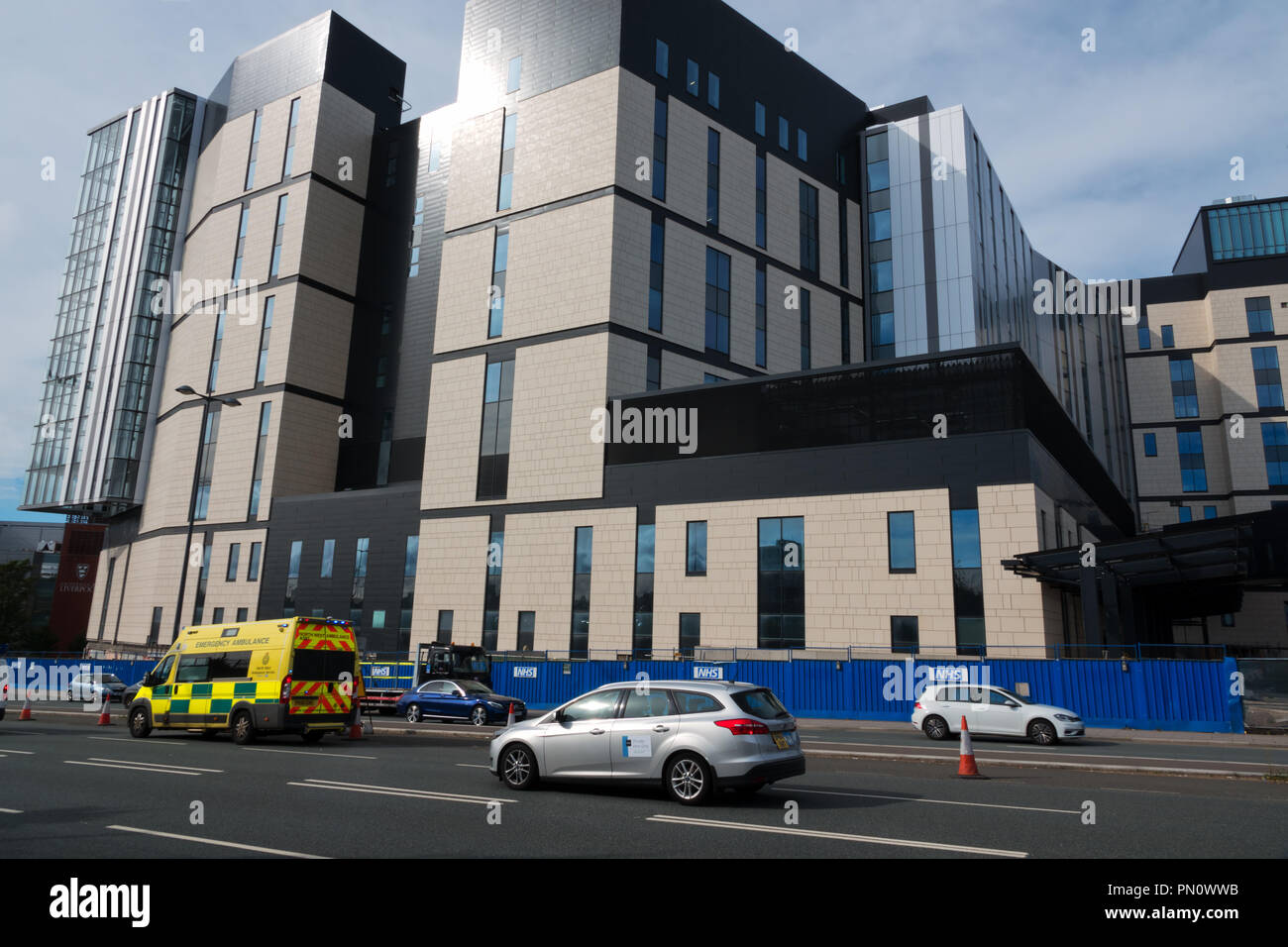 Il nuovo Royal Hospital di Liverpool incompiuta dopo il crollo di Carillion, costruita utilizzando non denuncia il rivestimento che necessita la sostituzione di un enorme costo. Foto Stock