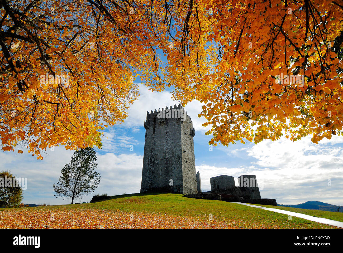 Il castello medievale di Montalegre, risalente al XIII secolo, al tramonto in autunno. Tras os Montes, Portogallo Foto Stock