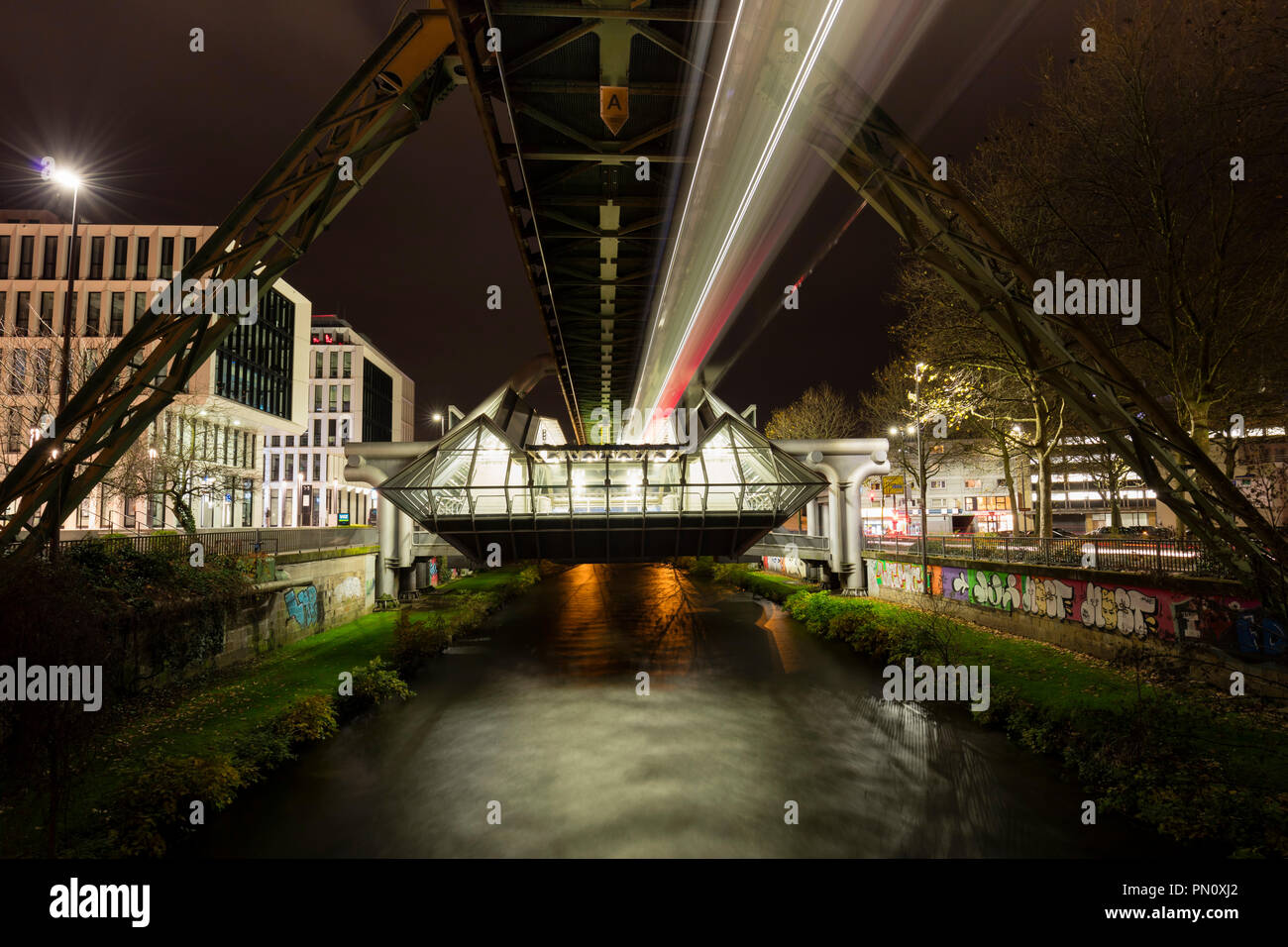 Movimento del treno, Wuppertal, Bergisches Land, Renania settentrionale-Vestfalia, Germnay, Europa Foto Stock