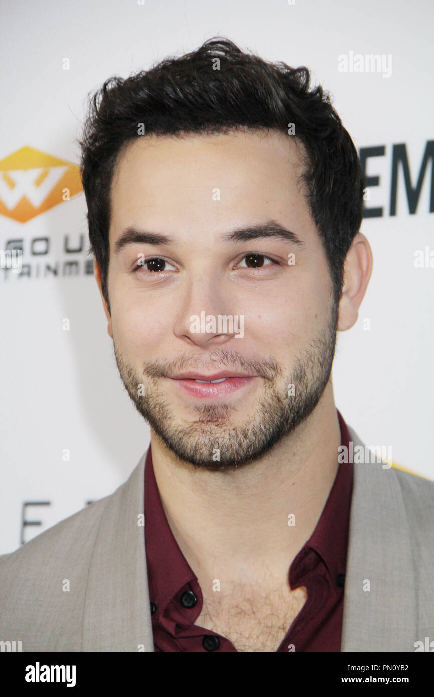 Skylar Astin 02/05/2014 Los Angeles Premiere di 'Cavemen" tenutasi presso il Cinema Arclight in Hollywood, CA Foto di Izumi Hasegawa / HollywoodNewsWire.net Foto Stock