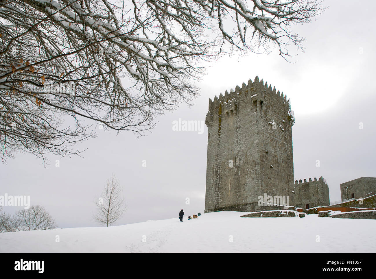 Il castello medievale di Montalegre in un giorno di neve. Tras os Montes, Portogallo Foto Stock