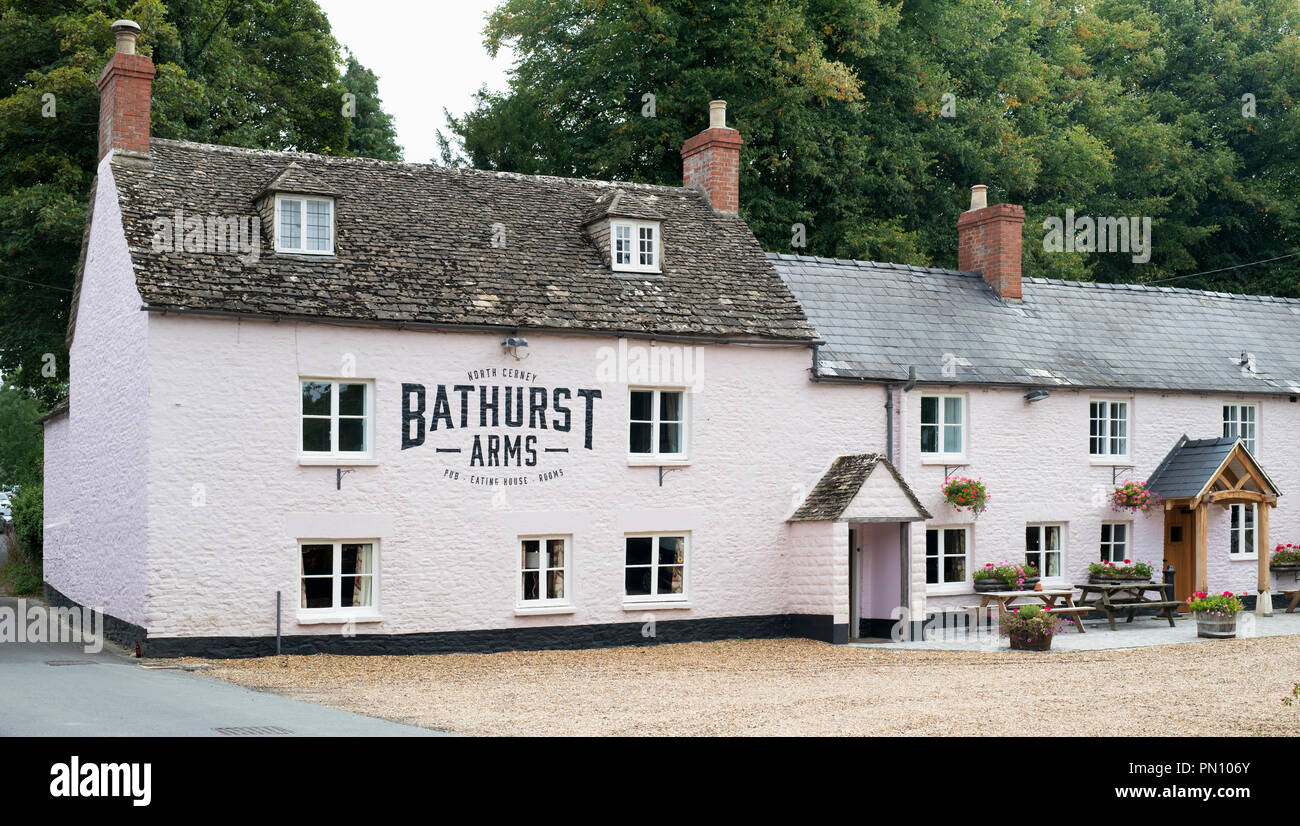 Bathurst Arms pub lungo il fiume Churn nel villaggio Costwold di North Cerney, Gloucestershire, Inghilterra Foto Stock