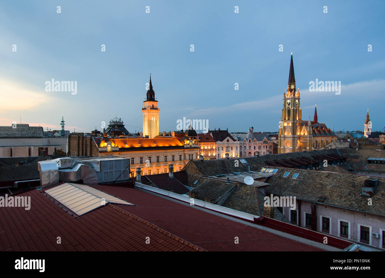 Novi Sad cattedrali e i tetti del centro di zona della città nel nord della Serbia Foto Stock