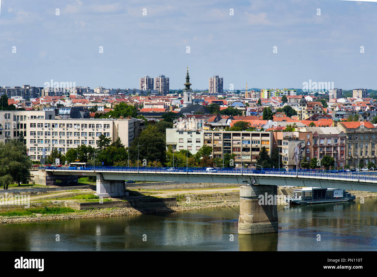 Novi Sad cityscape oltre il fiume Danubio nel nord della Serbia Foto Stock