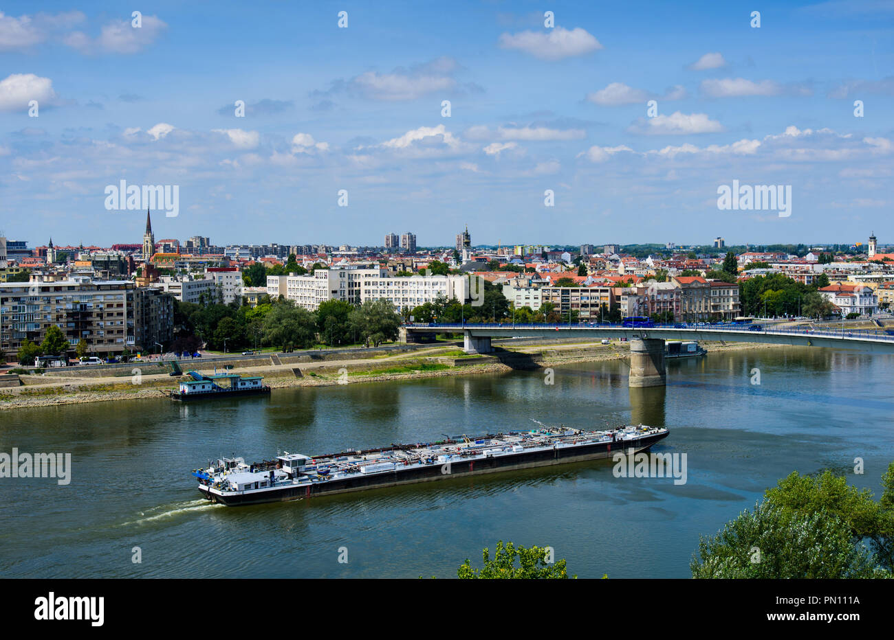 Novi Sad cityscape oltre il fiume Danubio nel nord della Serbia Foto Stock