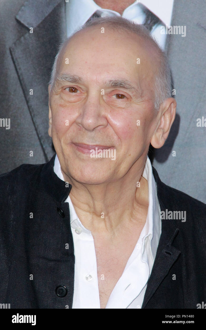 Frank Langella al Summit Entertainment's premiere del 'draft giorno". Gli arrivi presso il Regency Village Theatre di Westwood, CA, Aprile 7, 2014. Foto di Joe Martinez / PictureLux Foto Stock