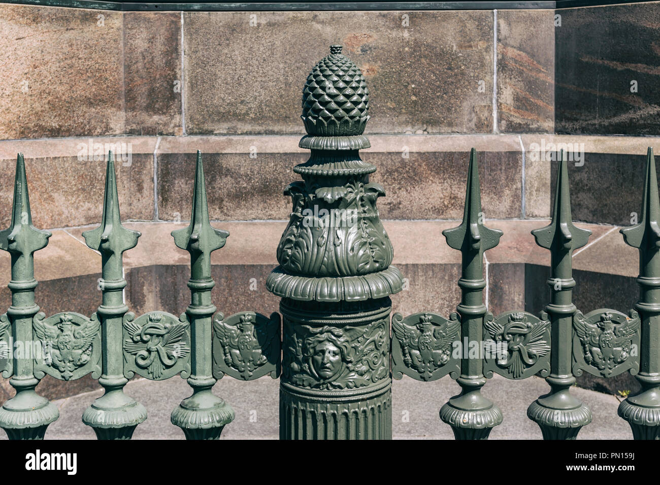 Berlino, Germania, 28 Luglio 2018: Close-Up di ferro battuto recinto con ghiandola pineale la rappresentanza al monumento Foto Stock