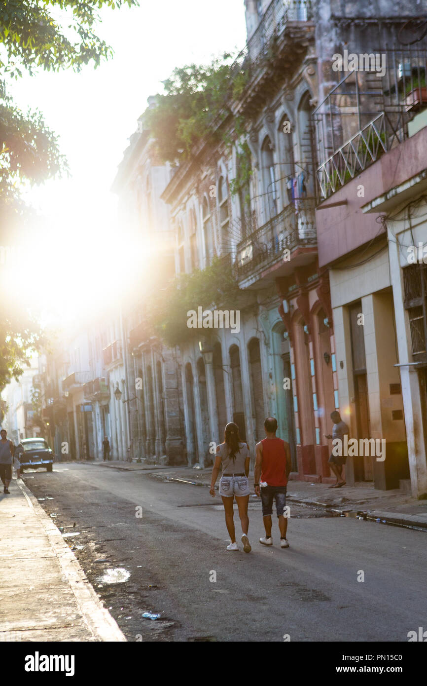 City street scene, la mattina presto, Havana, Cuba Foto Stock