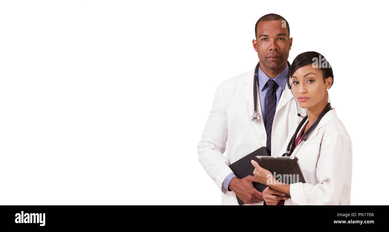Professional americano africano medici posare per un ritratto su sfondo bianco Foto Stock