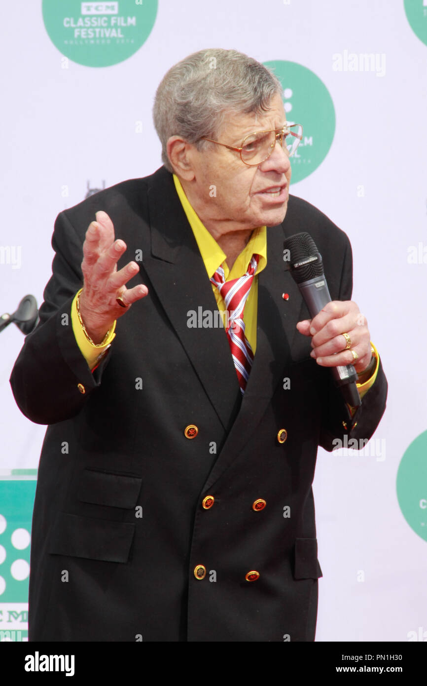 Jerry Lewis al suo Handprint footprint e la cerimonia di premiazione che si terrà a TCL Teatro Cinese a Hollywood, CA, 12 aprile 2014. Foto di Joe Martinez / PictureLux Foto Stock