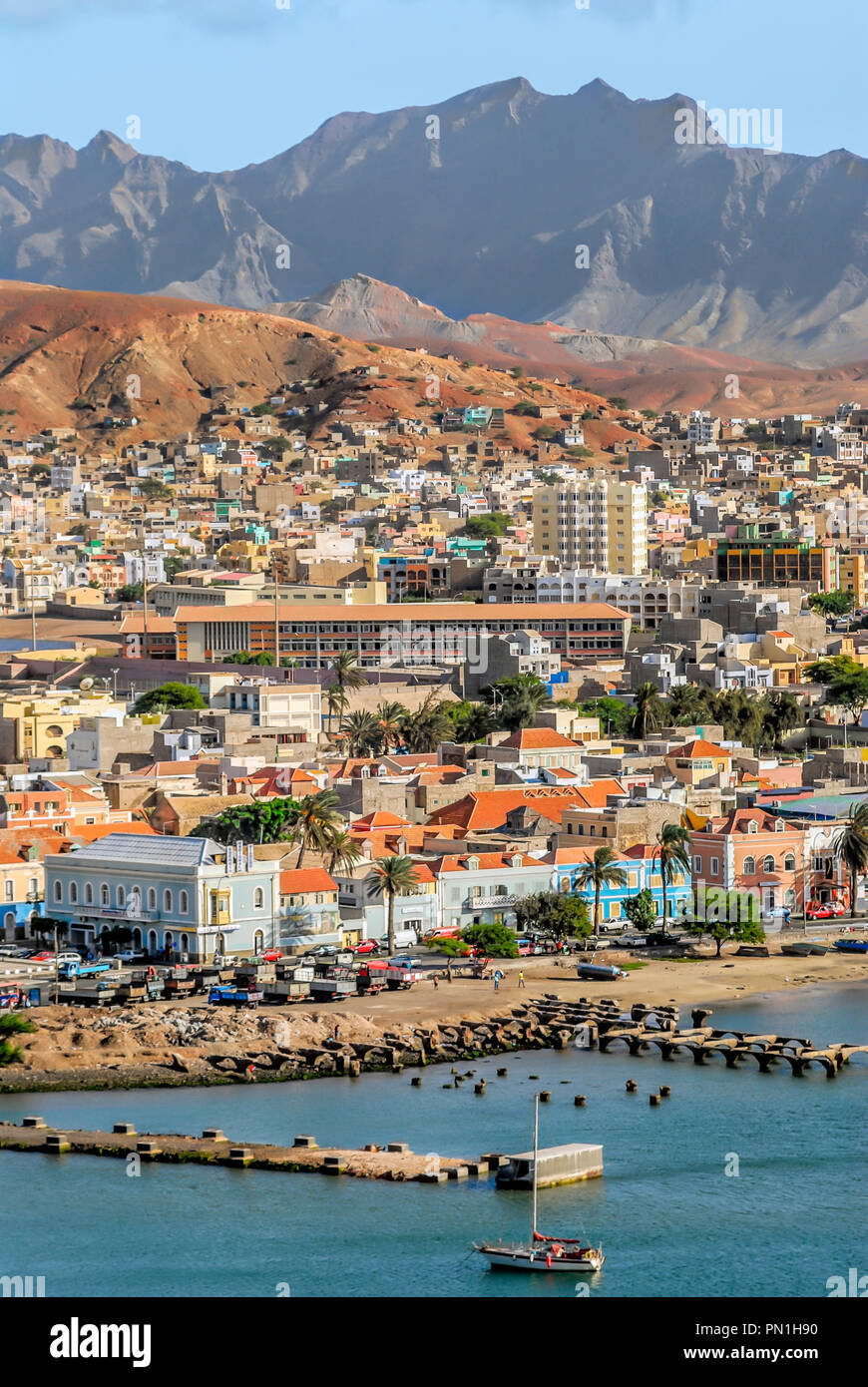 Vista della città di Mindelo, la città principale dell'isola di Sao Vicente, alle isole di Capo Verde Foto Stock