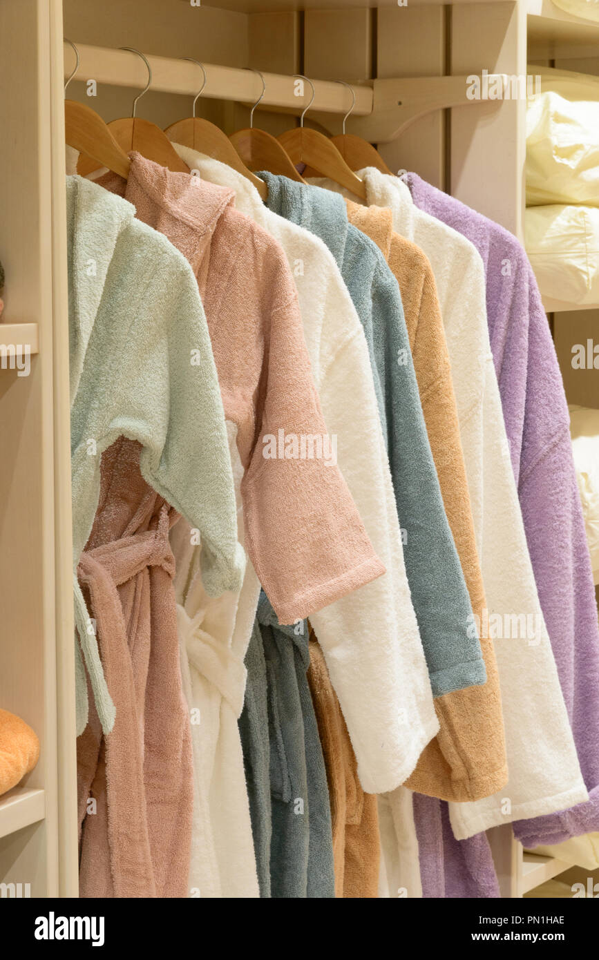 Accappatoi vestiti appendere su un ripiano in boutique di moda abiti  firmati store. Tonalità tenui colori pastello e moderno bagno home  collezione usura appendere sul ripiano Foto stock - Alamy