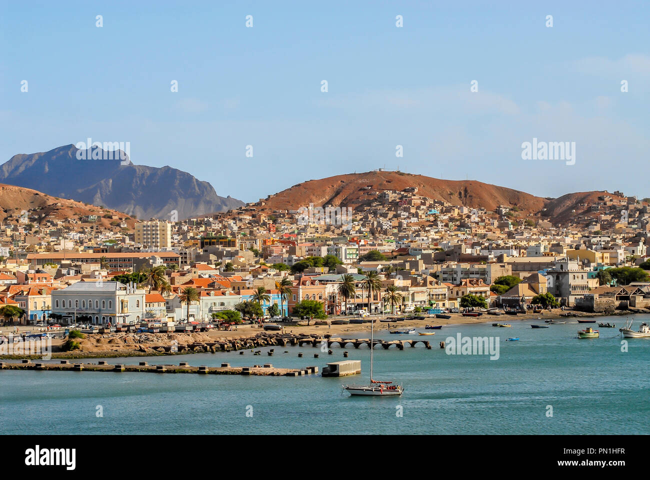 Vista della città di Mindelo, la città principale dell'isola di Sao Vicente, alle isole di Capo Verde Foto Stock