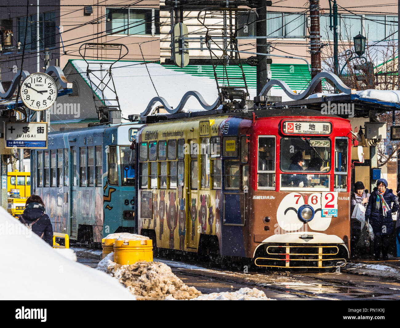 Tram Hakodate Hokkaido in Giappone - fermata del tram nel porto giapponese città di Hakodate sull'isola settentrionale di Hokkaido Foto Stock