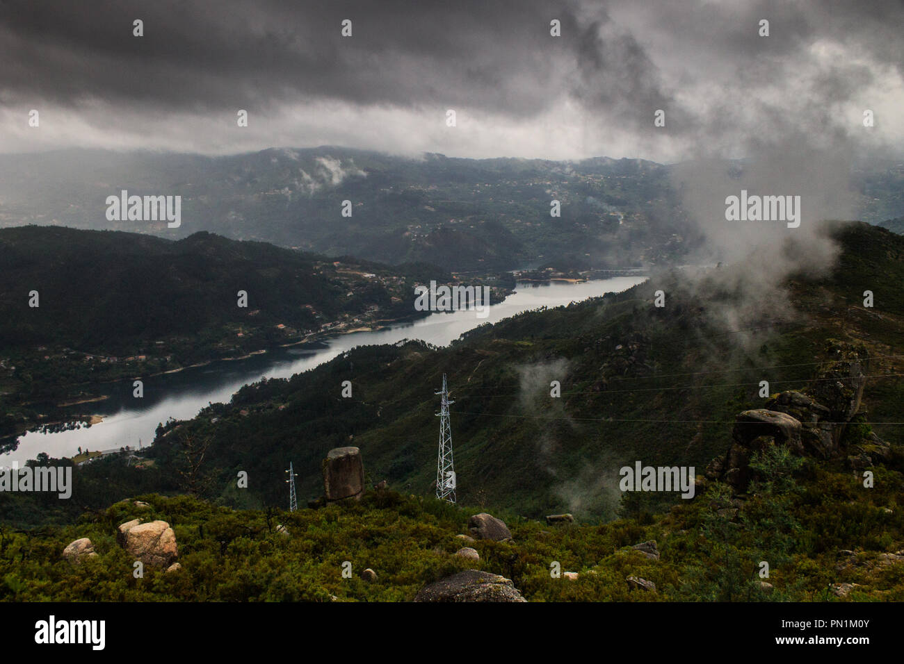 Paesaggio di montagna durante una tempesta nebbioso giorno. Foto Stock