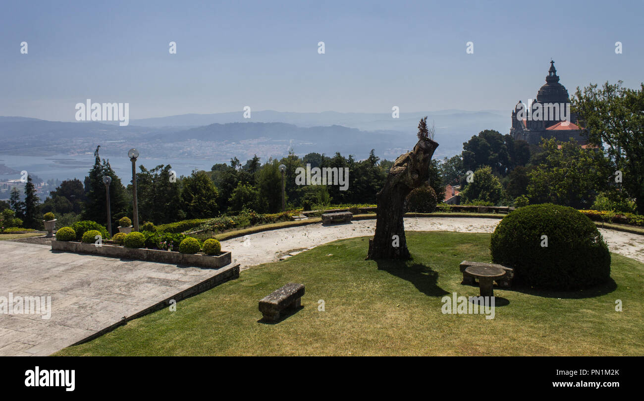 Parco sulla cima della collina con un paesaggio in background. Foto Stock