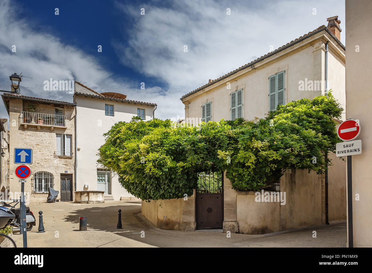 Via medievale nella città di Villeneuve lez Avignon, Francia Foto Stock