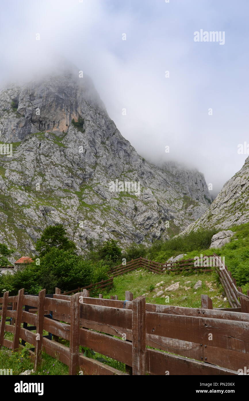 Bulnes vila remota dos picos europa Foto Stock