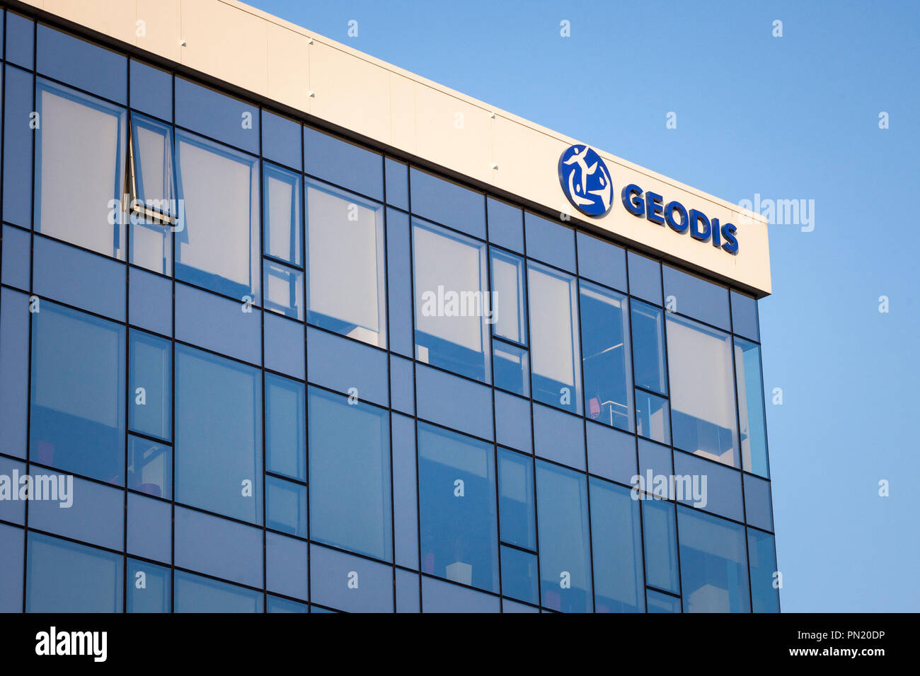 A Belgrado, in Serbia - 19 settembre 2018: geodis logo sulla loro sede principale per la Serbia. Parte del gruppo SNCF Geodis è responsabile del trasporto merci transportat Foto Stock