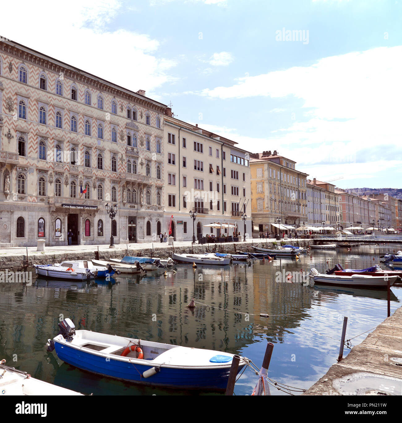 Il Canal Grande, Trieste, Italia. Costruito mentre Trieste era sotto la protezione e il controllo degli Asburgo (Austria), il Grand Canal oggi è rivestito wit Foto Stock