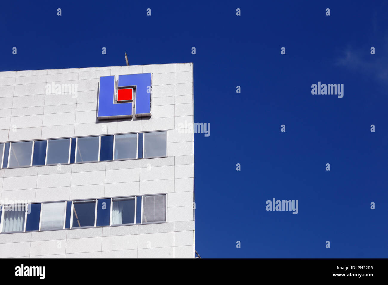 Stoccolma, Svezia - 16 Maggio 2017: Close-up del insurnce comapny Lansforsakringar Head office e il logo situato all'Tegeluddsvagen street. Foto Stock