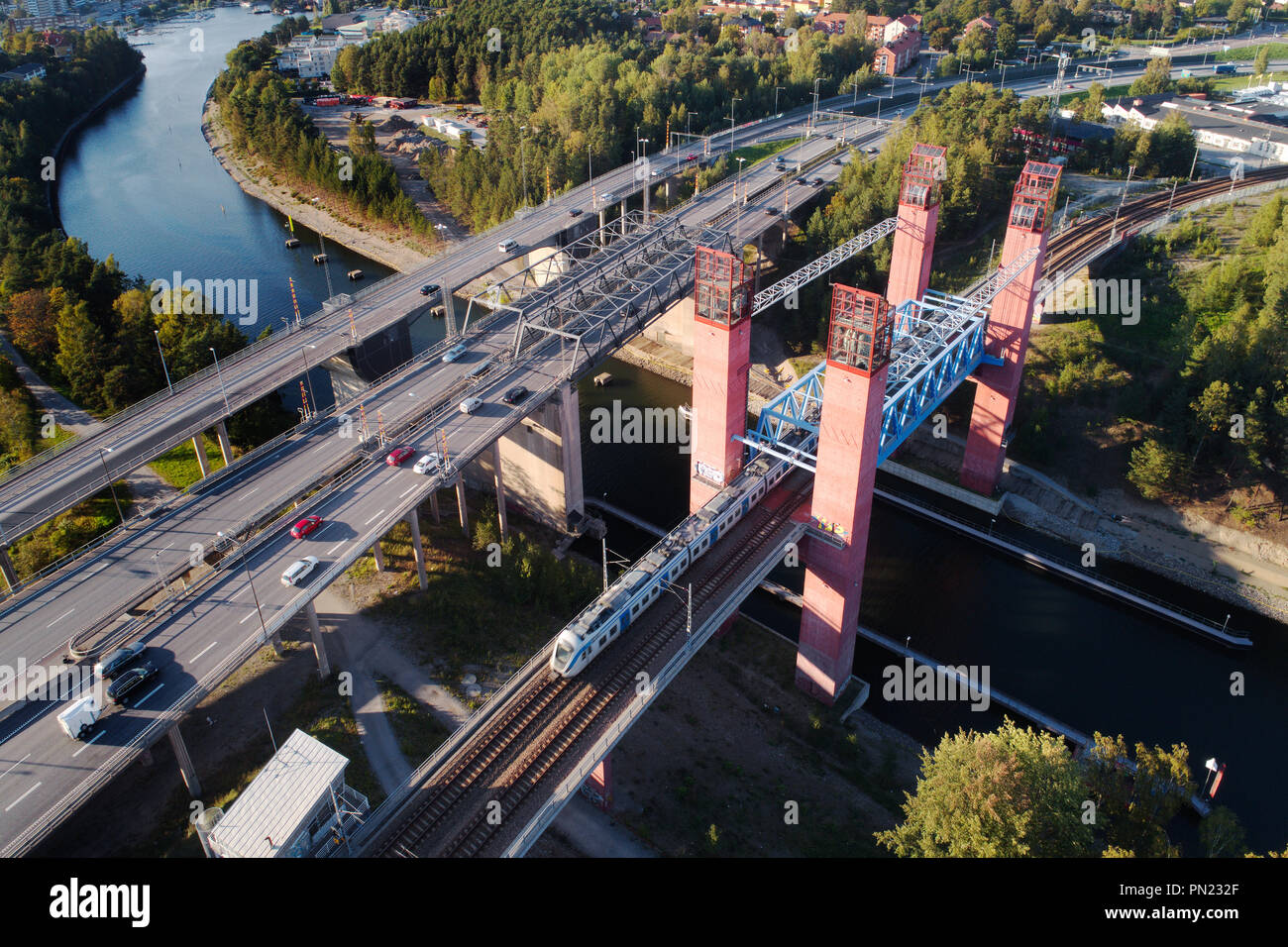 Sodertalje, Svezia - 9 Settembre 2018: vista aerea di th due ponti stradali e al ponte della ferrovia che attraversa il Sodertalje canal nella stessa posizione. Foto Stock