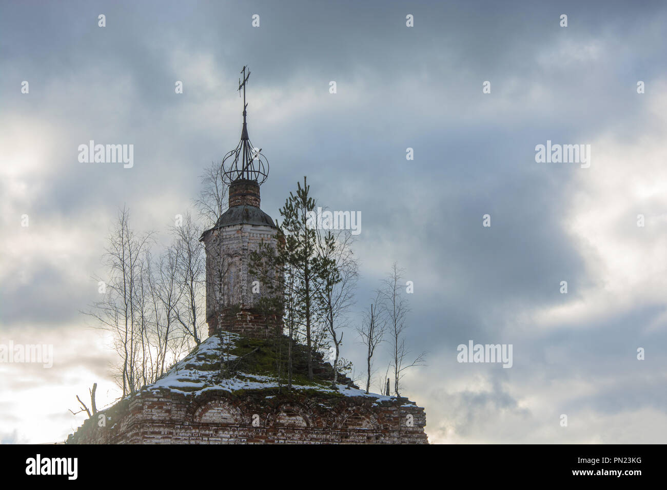 Cupola fatiscente della vecchia chiesa ortodossa contro il cielo nuvoloso. Foto Stock