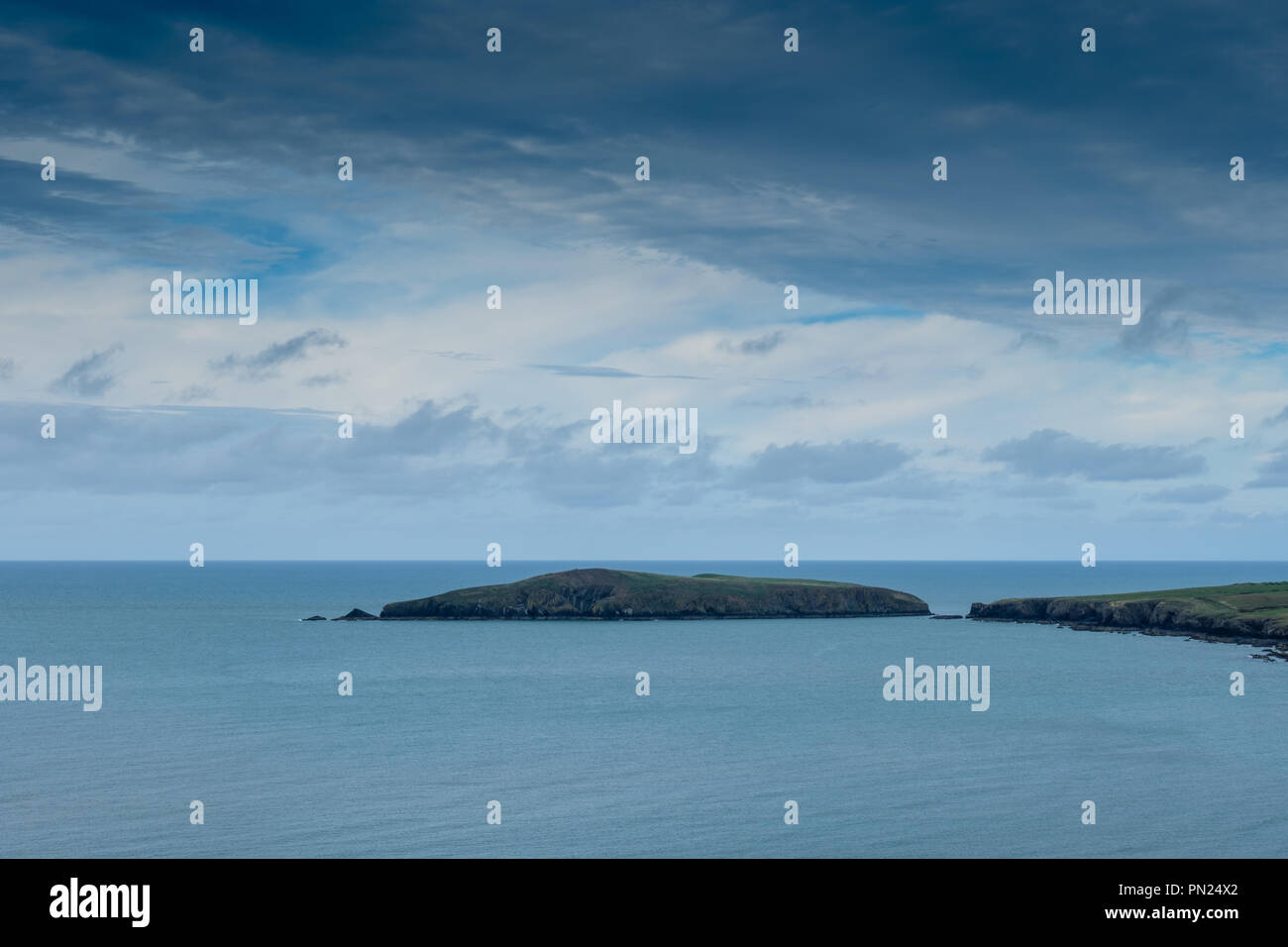 Cardigan isola vista da vicino Poppit Sands, vicino Cardigan, Ceredigion, Galles Foto Stock