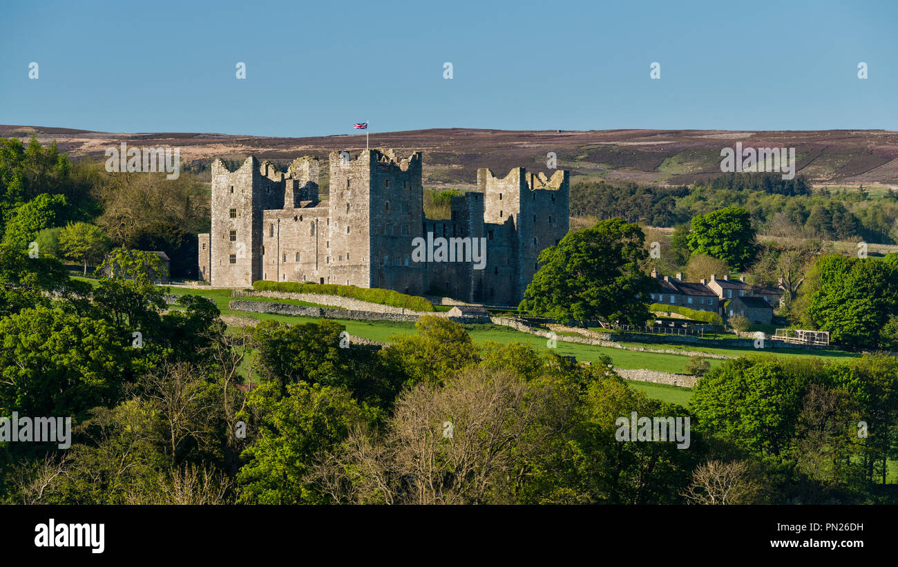 Impressionante storico castello medievale con alte torri nella bella campagna Wensleydale sotto il cielo blu - Bolton Castle, North Yorkshire, Inghilterra, Regno Unito. Foto Stock