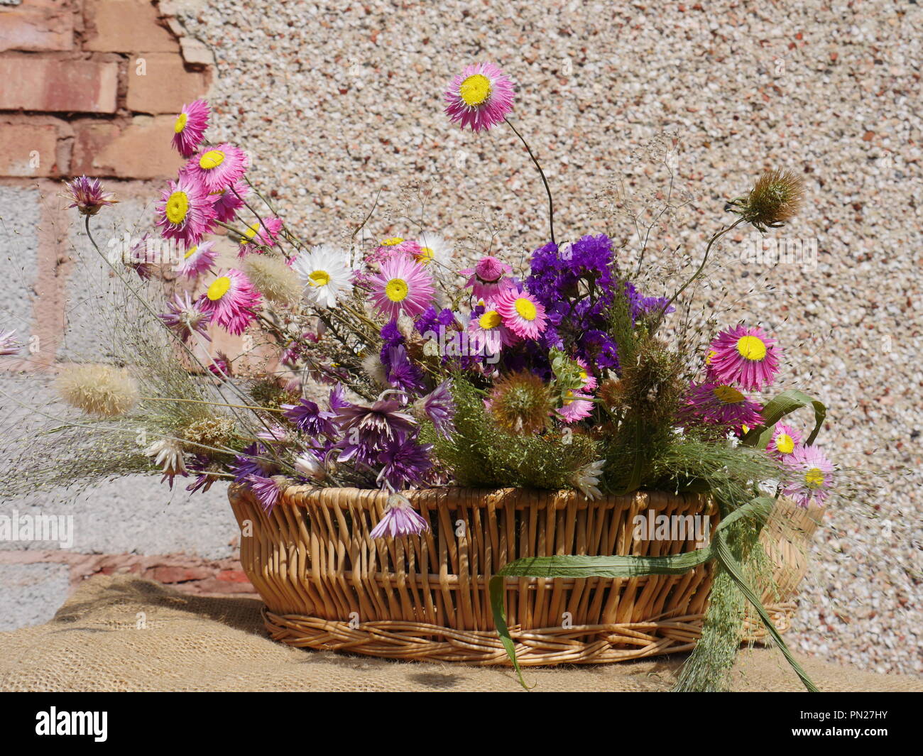 Mazzo di fiori secchi nel cestello Foto Stock