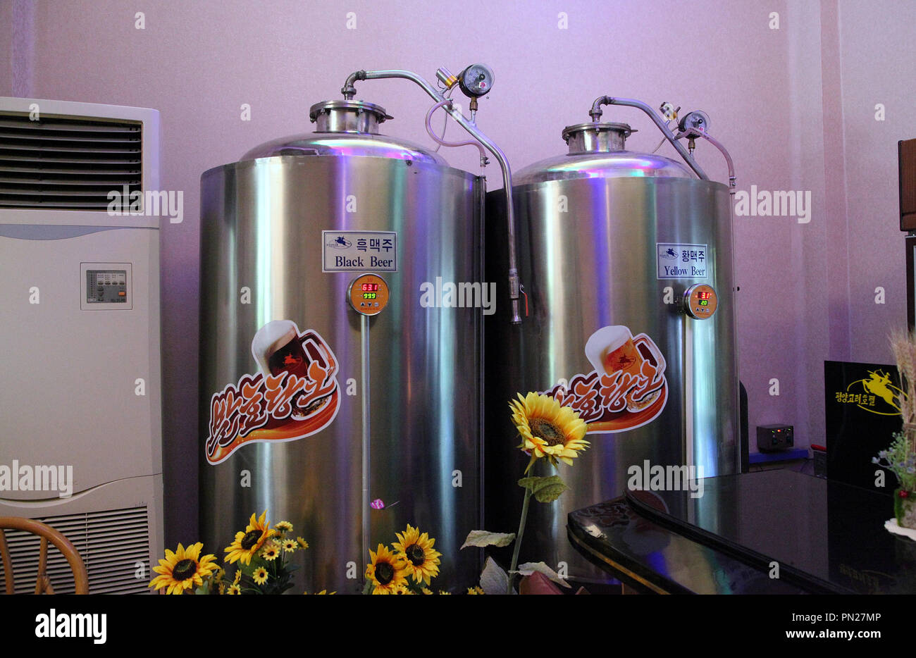 Corea del nord nero e giallo birre Foto Stock