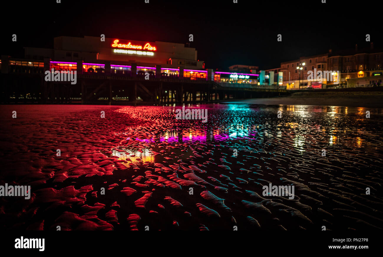 Sandown Pier dalla spiaggia di notte, Sandown, Isle of Wight, Regno Unito Foto Stock