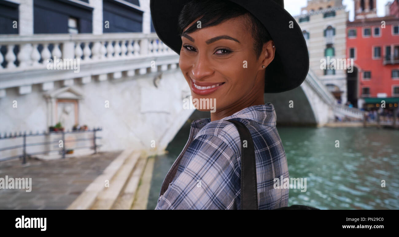 Bella donna afro-americana vicino al Ponte di Rialto di Venezia pone felicemente Foto Stock