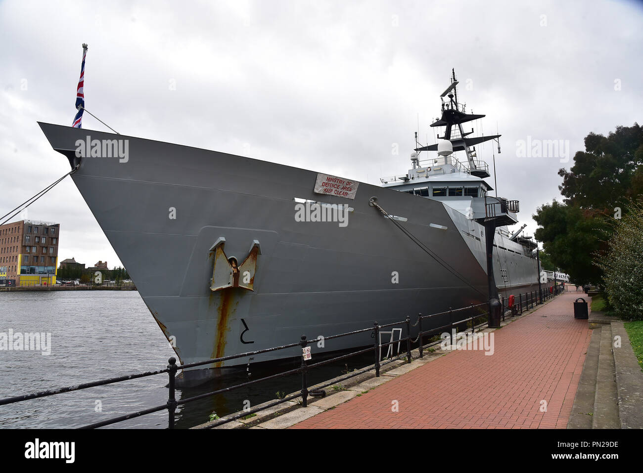 Tall Ship Lord Nelson posti accanto al dispositivo HMS Tyne presso la Baia di Cardiff, Galles del sud del Regno Unito, 19 settembre. HMS Tyne è un Royal Navy nave pattuglia Foto Stock