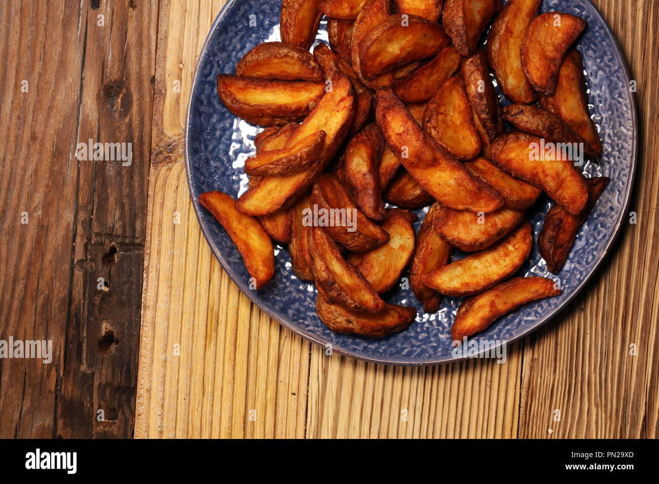 Patate al forno cunei. fatti in casa vegetale organico vegetariano vegano Spicchi di patate snack alimentare. Foto Stock