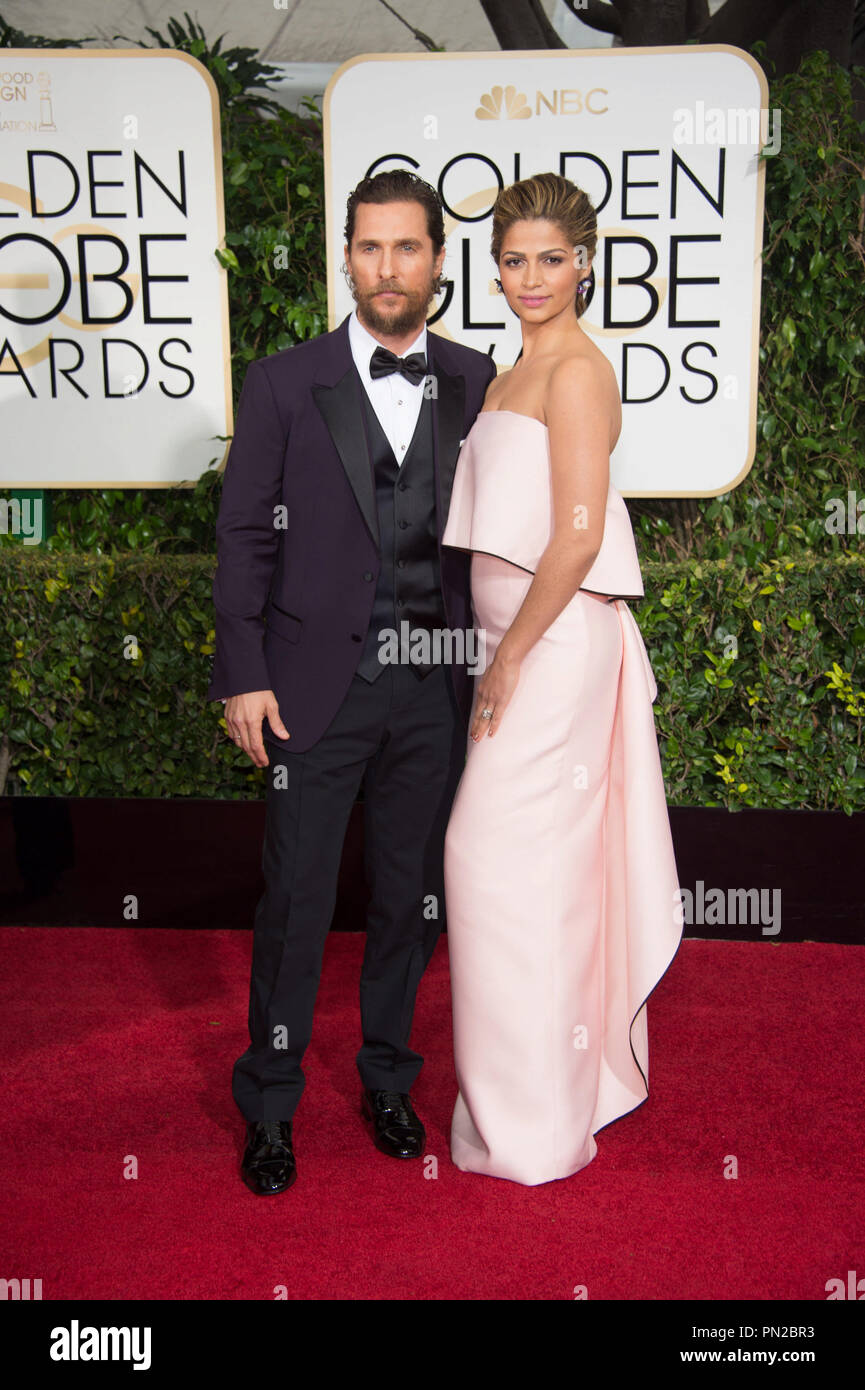 Nominato per la migliore prestazione da un attore in una mini-serie o immagini in movimento realizzati per la televisione per il suo ruolo in "VERO" Detective, attore Matthew McConaughey (sinistra) e Camila Alves frequentare la 72Annuale di Golden Globe Awards presso il Beverly Hilton di Beverly Hills, CA domenica 11 gennaio, 2015. Riferimento al file # 32536 157CCR per solo uso editoriale - Tutti i diritti riservati Foto Stock