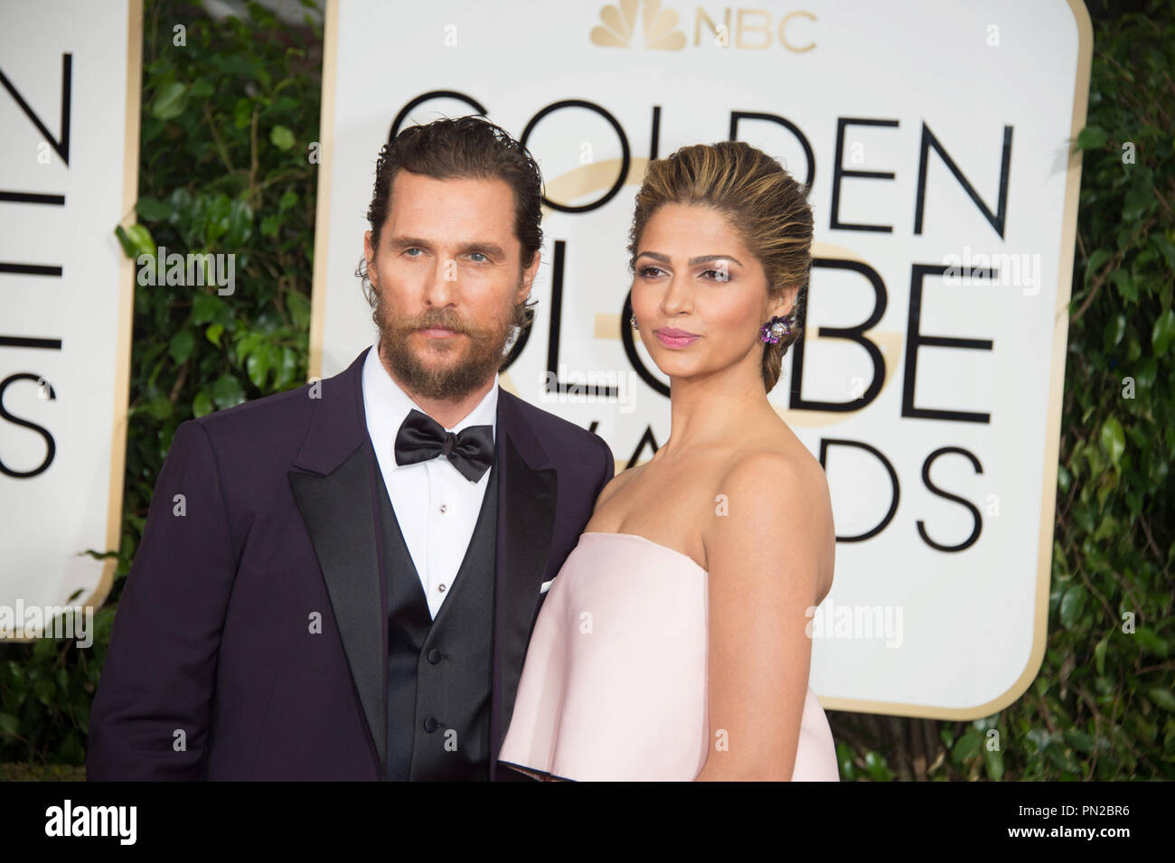 Nominato per la migliore prestazione da un attore in una mini-serie o immagini in movimento realizzati per la televisione per il suo ruolo in "VERO" Detective, attore Matthew McConaughey (sinistra) e Camila Alves frequentare la 72Annuale di Golden Globe Awards presso il Beverly Hilton di Beverly Hills, CA domenica 11 gennaio, 2015. Riferimento al file # 32536 159CCR per solo uso editoriale - Tutti i diritti riservati Foto Stock