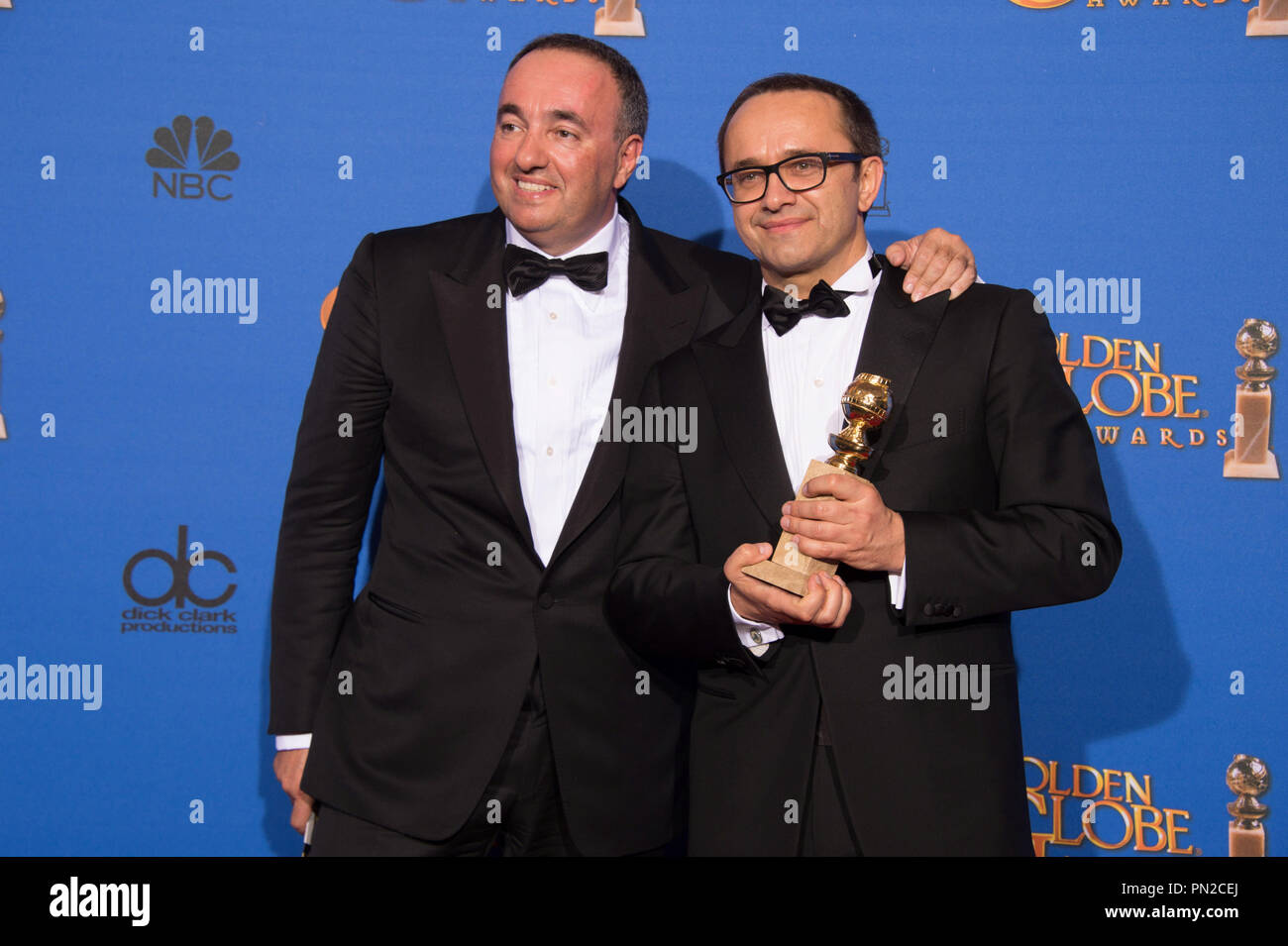 Per il miglior film in lingua straniera, il Golden Globe è aggiudicato a "Leviathan" (RUSSIA), prodotta dalla produzione Non-Stop, Ministero della Cultura della Federazione russa del Cinema Fondi, RuArts Foundation; Sony Pictures Classics. Alexander Rodnyansky e ANDREY ZVYAGINTSEV posano con il premio backstage in sala stampa presso la 72Annuale di Golden Globe Awards presso il Beverly Hilton di Beverly Hills, CA domenica 11 gennaio, 2015. Riferimento al file # 32536 594CCR per solo uso editoriale - Tutti i diritti riservati Foto Stock