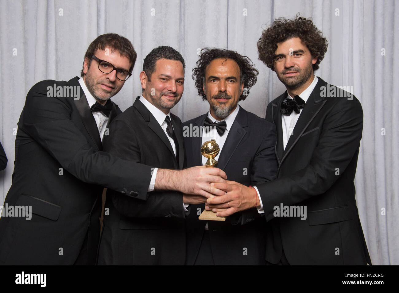 Per il miglior film in lingua straniera, il Golden Globe è aggiudicato a "Leviathan" (RUSSIA), prodotta dalla produzione Non-Stop, Ministero della Cultura della Federazione russa del Cinema Fondi, RuArts Foundation; Sony Pictures Classics. Scrittore Armando Bo, scrittore Alexander Dinelaris, scrittore e regista Alejandro Gonzalez Inarritu, scrittore e Nicolas Giacobone posano con il premio dietro le quinte 72Annuale di Golden Globe Awards presso il Beverly Hilton di Beverly Hills, CA domenica 11 gennaio, 2015. Riferimento al file # 32536 794CCR per solo uso editoriale - Tutti i diritti riservati Foto Stock
