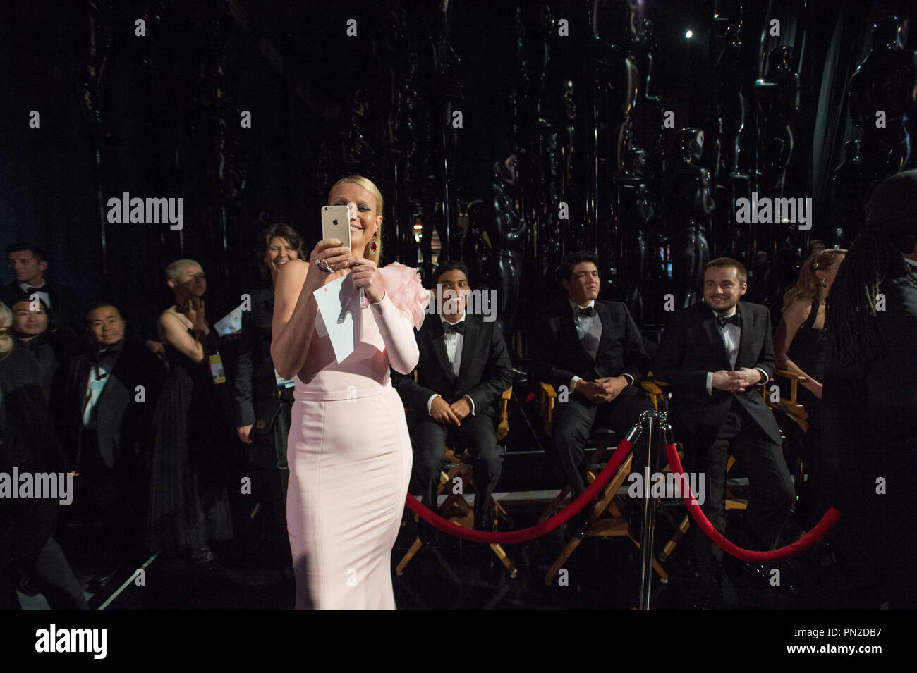 Presenter Gwyneth Paltrow prende una foto dietro le quinte durante il live ABC teletrasmesso del 87th Oscar® al Dolby® Theatre di Hollywood, CA domenica 22 febbraio, 2015. Riferimento al file # 32569 008THA per solo uso editoriale - Tutti i diritti riservati Foto Stock