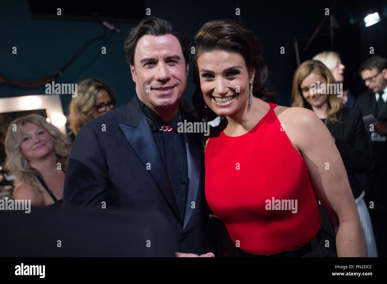 I presentatori, John Travolta e Idina Menzel posano per una foto dietro le quinte durante il live ABC teletrasmesso del 87th Oscar® al Dolby® Theatre di Hollywood, CA domenica 22 febbraio, 2015. Riferimento al file # 32569 027THA per solo uso editoriale - Tutti i diritti riservati Foto Stock